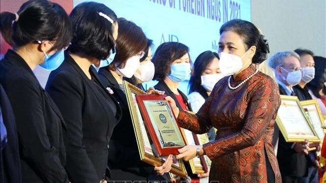 VUFO President Nguyen Phuong Nga presents certificate of merit to NGOs (Photo: VNA)