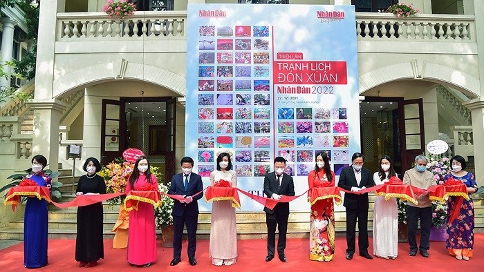 Delegates cut the ribbon to open the exhibition (Photo: NDO/Thanh Dat)