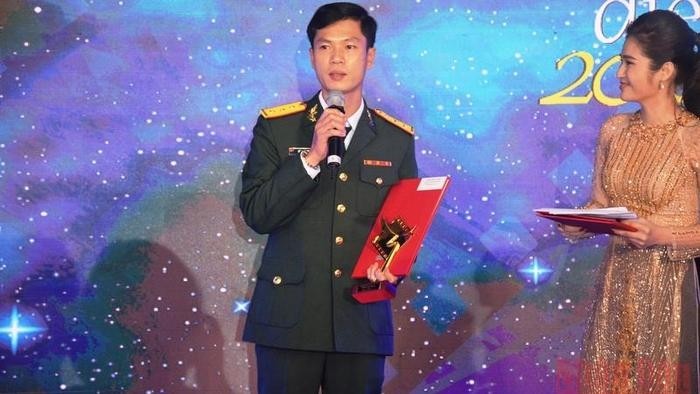 Director Ha Xuan Truong (from People's Army Cinema) receives the Golden Kite Award for the scientific film "Occlusion radiotherapy". (Photo: NDO)