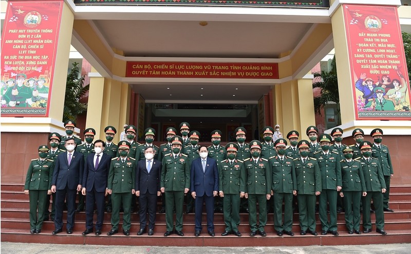 PM Pham Minh Chinh poses for a photo with officers and soldiers of Military Region 4 and the Quang Binh Military High Command. (Photo: VGP)