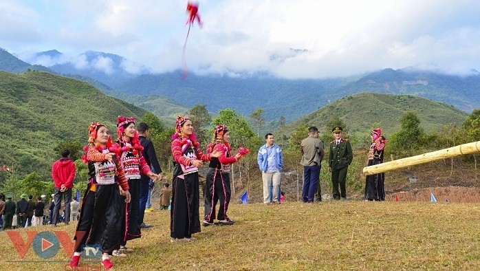 Ha Nhi ethnic women playing 'con' throwing at their traditional Ho Su Cha festival (Photo: VOV)