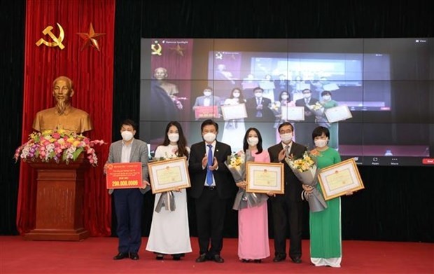 The second prize was presented to a group of Pham Thi Huong Quynh, Nguyen The Duong and Tran Huong Thuc (Photo: VNA)