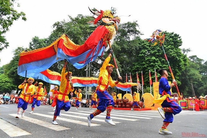 A performance staged on pedestrian streets around Hoan Kiem Lake in Hanoi at the 2020 Hanoi Dragon Festival. 