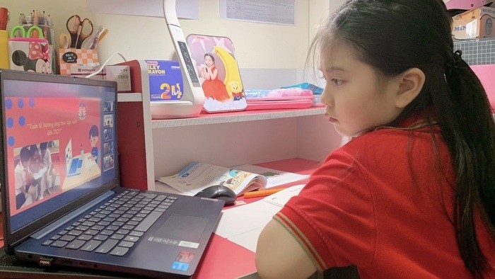 A student from Trang An Primary School in Hanoi joins an online learning lesson. (Photo: Kim Linh/NDO)
