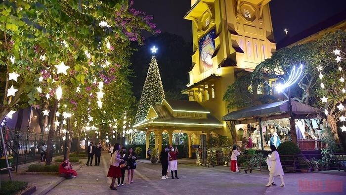 The number of people coming to Cua Bac Parish Church to celebrate Christmas was not too crowded. (Photo: Thanh Dat)