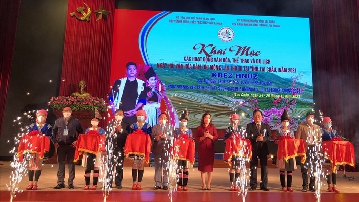 The ribbon cutting ceremony for the opening of the third Mong Ethnic Minority Cultural Festival 2021 (Photo: baodantoc.vn)