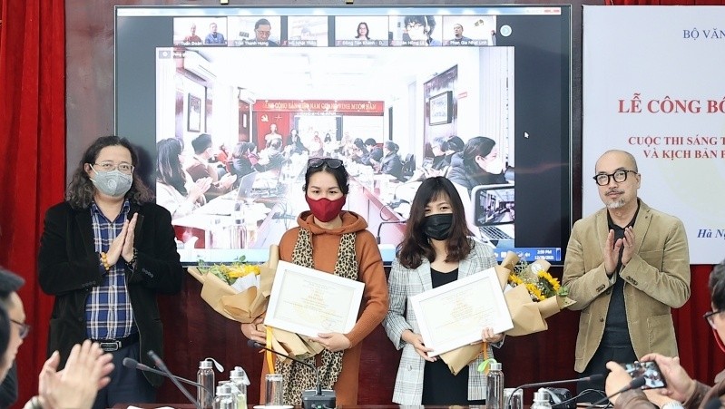 The second-prize winners for animated scripts are honoured at the award ceremony. (Photo: NDO)