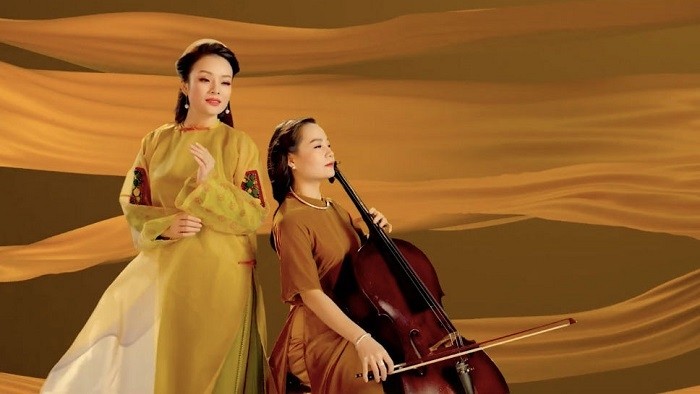 Singer Tan Nhan (L) and cellist Dinh Hoai Xuan