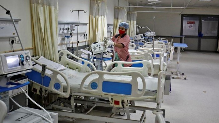 A staff member cleans medical equipment inside a ward that is set up to treat people infected with the Omicron coronavirus variant at the Civil Hospital in Ahmedabad, India, on December 6, 2021. (Photo: REUTERS)