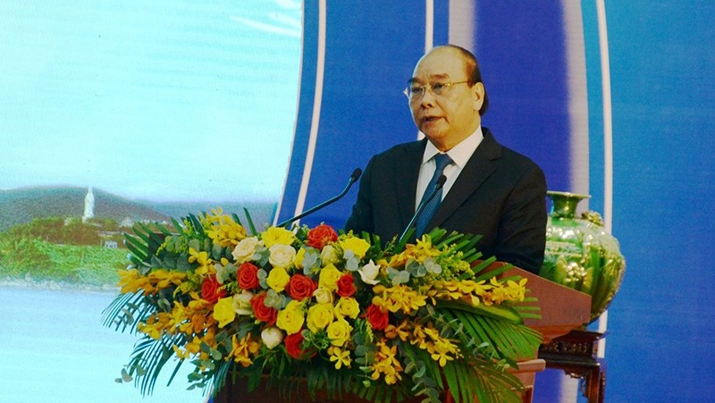 President Nguyen Xuan Phuc speaking at the seminar.