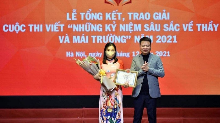 Teacher Le Hai Van from Den Lu Secondary School in Hoang Mai District, Hanoi, receives first prize at the award ceremony (Photo: NDO/Quynh Nguyen)