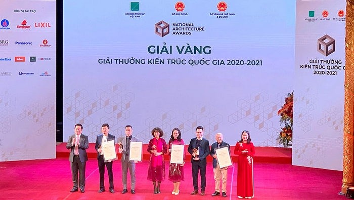 Head of the PCC's Commission for Communications and Education Nguyen Trong Nghia and Vice President Vo Thi Anh Xuan present awards to golden prize winners. (Photo: NDO)