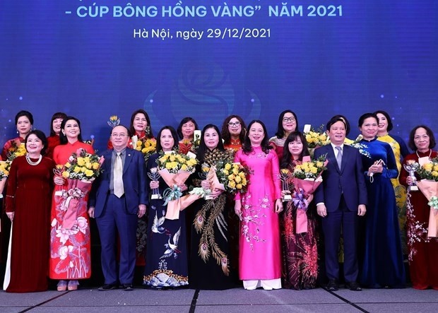 Vice President Vo Thi Anh Xuan, Head of the Party Central Committee's Mass Mobilisation Commission Bui Thi Minh Hoai and female businesswomen at the 2021 Golden Rose Cup Award ceremony in Hanoi. (Photo: VNA)