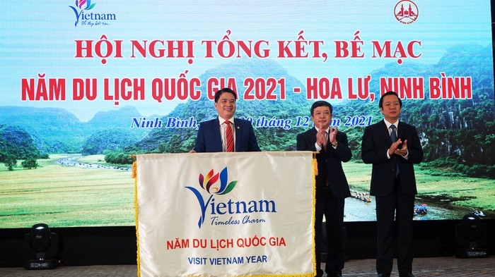 The flag of National Tourism Year 2021 handed over to Quang Nam, the host of the National Tourism Year 2022. (Photo: NDO)
