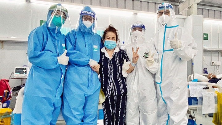 A woman infected with COVID-19 virus is discharged from the hospital after being treated at the Intensive Care Centre of Viet Duc Hospital in Ho Chi Minh City. (Photo: NGO HAI SON)