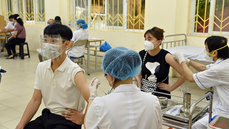 Hanoi residents are vaccinated against COVID-19. (Photo: Duy Linh)