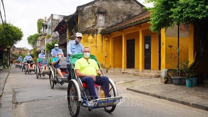 Tourists take a cyclo tour around major streets in Hoi An city, Quang Nam province. (Photo: VNA)