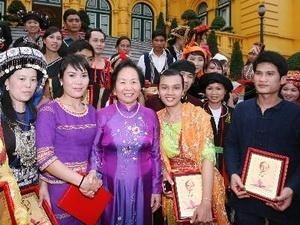 Vice President Nguyen Thi Doan with the delegates