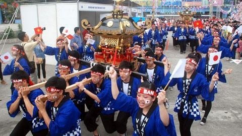 The festival opened with a jubilant traditional ‘Mikoshi’ Japanese palanquin procession.