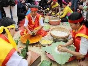 A competition on making square rice cake