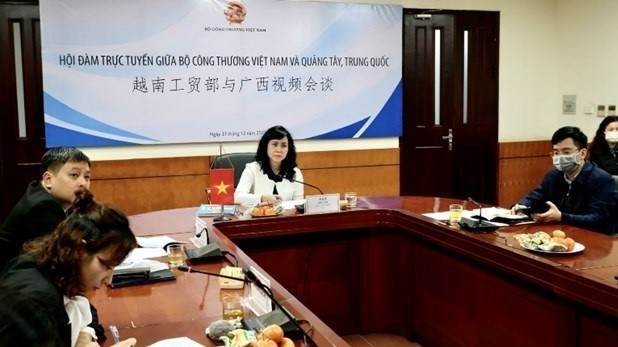 The cargo congestion was debated during the online talks held on December 31. (Photo: VNA)