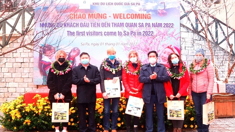 Chairman of the Sa Pa Town People's Committee Vuong Trinh Quoc welcomes and gives flowers and gifts to visitors from Ukraine on the first day of New Year 2022.