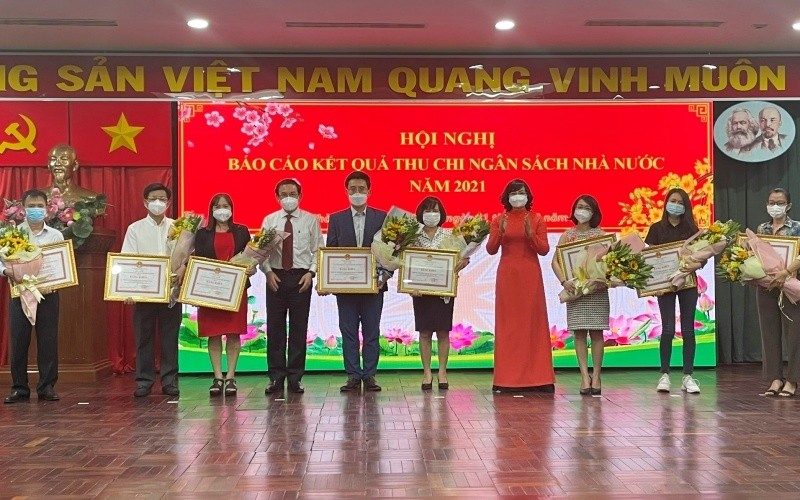 Representatives of Ho Chi Minh City leaders award certificates of merit to units with high achievements in state budget collection and contribution in 2021.