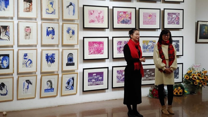 Female painters Trang Thanh Hien and Nguyen My Ngoc introduce their works at the exhibition "Mua Trong Vuon". (Photo: The Son)