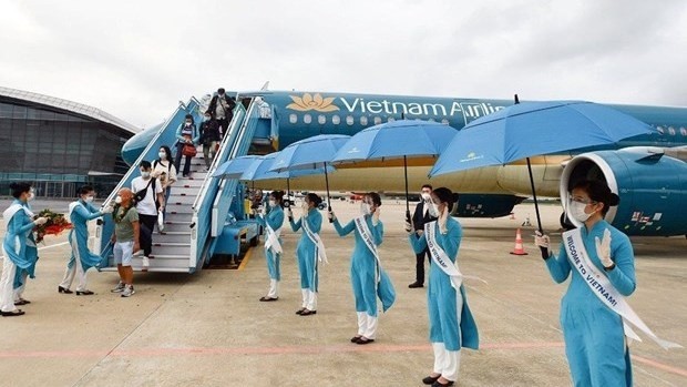 Welcoming international tourists to Vietnam (Photo: VNA)  