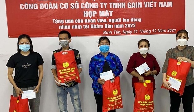 Workers in disadvantaged circumstances receive gifts from the Labour Federation of Binh Tan district, HCM City, on December 31, 2021 (Photo: VNA)