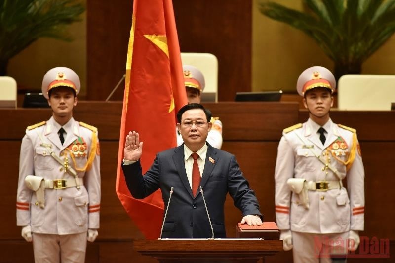 National Assembly Chairman Vuong Dinh Hue took the oath of office at the 11th session of the 14th National Assembly.