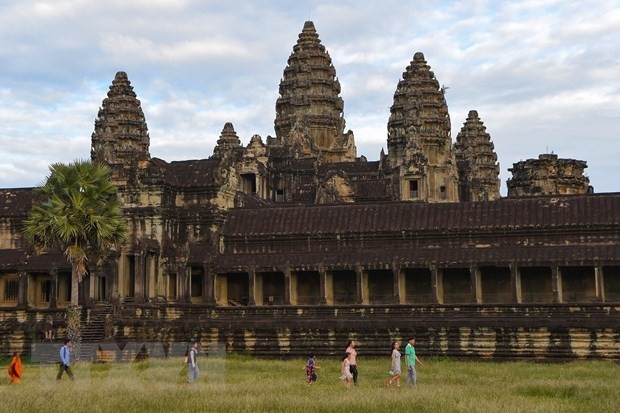 Tourists visit the Angkor Wat temple in Siem Reap province, Cambodia. (Photo: AFP/VNA)