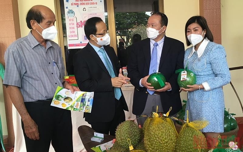 Delegates learn about the main products of Ben Tre province at the seminar. (Photo: NDO)