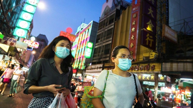 People wearing face masks shop for street food in Bangkok. (Photo: Reuters)