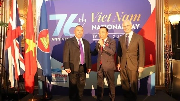 Professor Jonathan Van-Tam (1st from left) at the celebration of Vietnam's 76th National Day organised by the Embassy of Vietnam in the UK on September 20, 2021. (Photo: VNA)