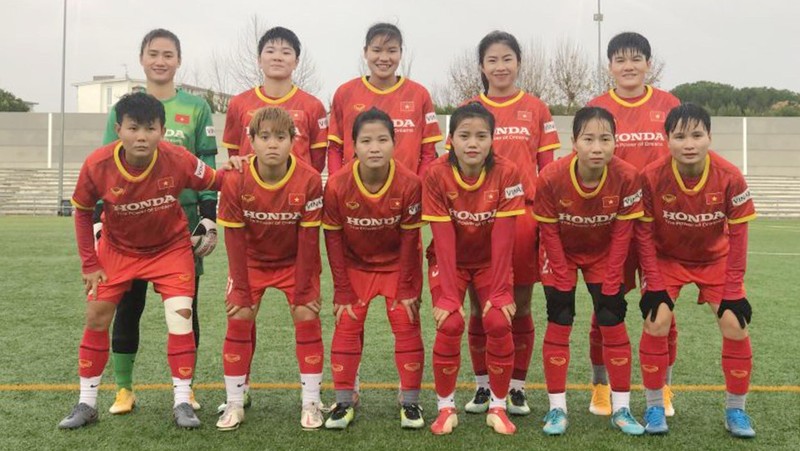 The starting line-up of Vietnam's women football team in the match against Cordoba.