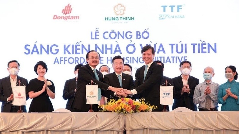 Representatives of the three groups committed to building 100,000 affordable appartments.