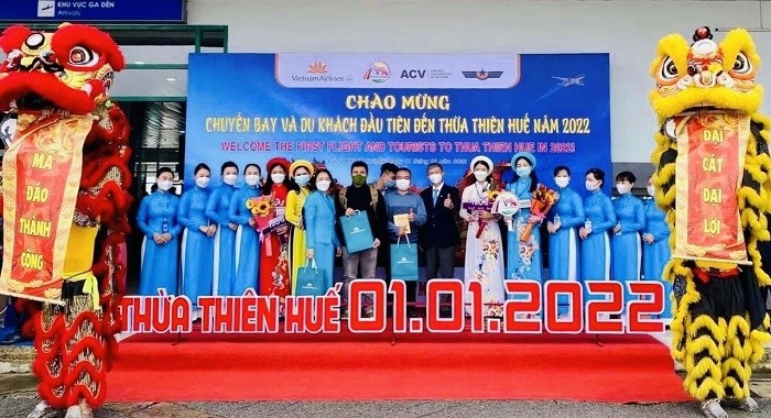 Thua Thien Hue Province’s first tourists of 2022 welcomed at a ceremony held by the provincial hospitality sector on January 1, 2022. (Photo: vietnamairport.vn)