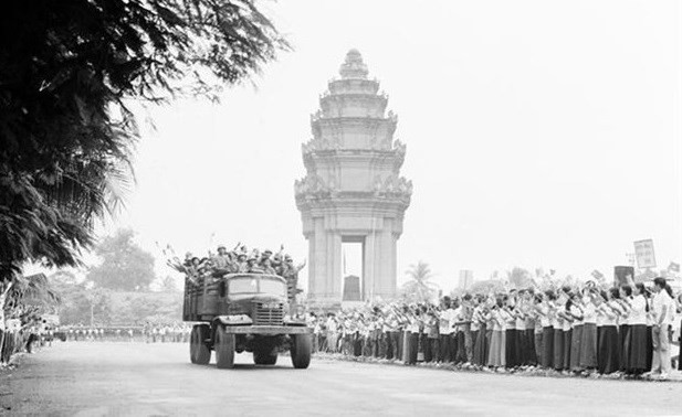 Cambodian people bid farewell to Vietnamese volunteer soldiers in Phnom Penh. (Photo: VNA)