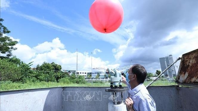 Releasing a ball to monitor wind direction and speed at the Lang Son agricultural meteorological station under Lang Son's hydro-meteorology station. (Photo: VNA)