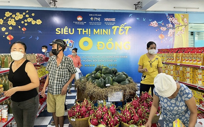 Needy people in Phu Nhuan district buy necessities at the zero dong minimart.