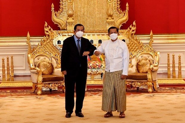 General Min Aung Hlaing, chairman of the ruling State Administration Council of Myanmar (R), meets with Cambodian Prime Minister Samdech Techo Hun Sen in Nay Pyi Taw on January 7. (Photo: AFP/VNA)
