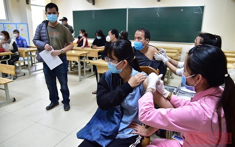 People in Hanoi get vaccinated. (Photo: NDO/Thanh Dat)