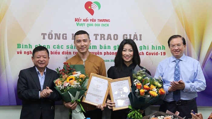 The most outstanding works receive first prizes. (Photo: NDO)