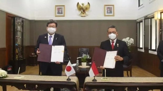 Indonesian Minister of Energy and Mineral Resources Arifin Tasrif (R) and Japanese Minister of Economy, Trade and Industry Hagiuda Koichi (R) after signing the MoC in Jakarta on January 10, 2022. (Photo: ANTARA/VNA)