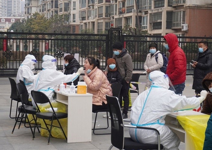 Residents line up for nucleic acid testing following cases of the coronavirus disease (COVID-19) in Zhengzhou, Henan province, China January 4, 2022. (Photo: cnsphoto via Reuters)