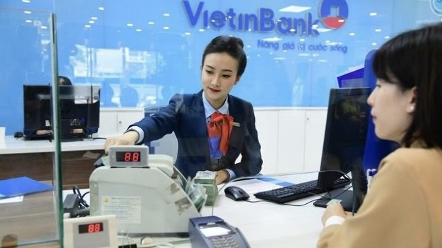 A customer at a VietinBank office in Hanoi (Photo cafef.vn)