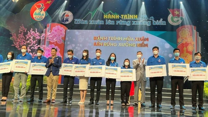 Representatives from the localities receive scholarships from Vu A Dinh Fund. (Photo: NDO)