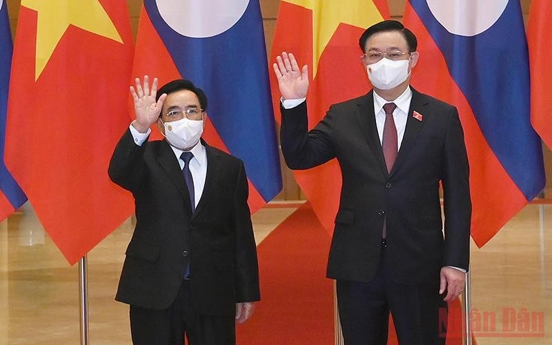 National Assembly Chairman Vuong Dinh Hue (R) and Lao Prime Minister Phankham Viphavanh pose for a photo before their meeting in Hanoi on January 8 (Photo: NDO)