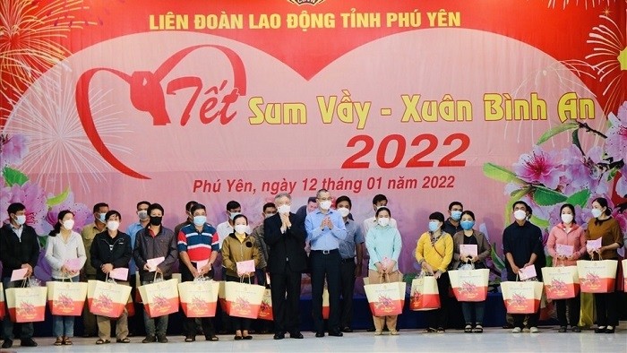 Tet gifts presented to trade union members and workers at the programme (Photo: laodong.vn)
